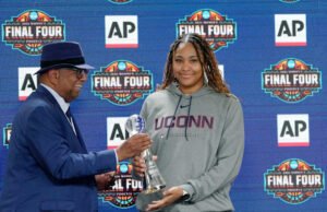 Mahasiswa tahun kedua bintang UConn Sarah Strong dinobatkan sebagai Pemain AP Terbaik Tahun Ini di bola basket perguruan tinggi wanita