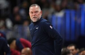 North Carolina mempekerjakan pelatih pemenang kejuaraan NBA Michael Malone untuk memimpin Tar Heels