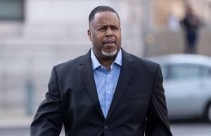 Mantan pemain NBA Damon Jones diperkirakan menjadi orang pertama yang mengaku bersalah dalam penyisiran perjudian