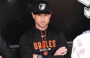 Manajer Orioles Craig Albernaz kembali — dengan rahang patah — sehari setelah terkena bola kotor