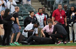 Perayaan penyanyi terkemuka Jackie Robinson runtuh sebelum pertandingan White Sox melawan Rays