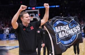 Fred Hoiberg dari Nebraska dinobatkan sebagai Associated Press Coach of the Year setelah musim terobosan