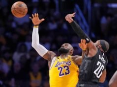 Kennard mencetak 27 gol, LeBron memimpin Lakers meraih kemenangan mengejutkan 107-98 atas Rockets di pembuka playoff