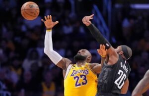 Kennard mencetak 27 gol, LeBron memimpin Lakers meraih kemenangan mengejutkan 107-98 atas Rockets di pembuka playoff