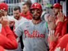 Bryce Harper memimpin Phillies melewati Braves 8-5 dalam 10 inning untuk menghentikan 10 kekalahan beruntun