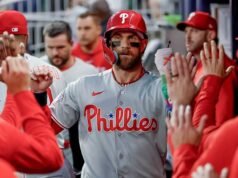 Bryce Harper memimpin Phillies melewati Braves 8-5 dalam 10 inning untuk menghentikan 10 kekalahan beruntun