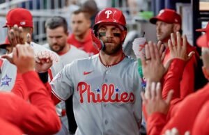 Bryce Harper memimpin Phillies melewati Braves 8-5 dalam 10 inning untuk menghentikan 10 kekalahan beruntun