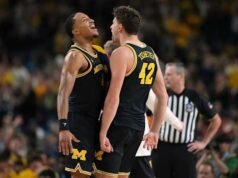 Bola basket Michigan menghancurkan Arizona dalam pertarungan Final Four, menyiapkan pertandingan kejuaraan vs. UConn pada hari Senin