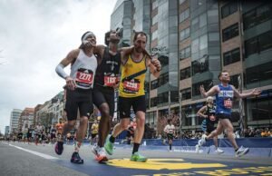 Pria yang membantu sesama pelari melintasi garis finis Boston Marathon mengatakan bahwa membantu adalah naluri alaminya
