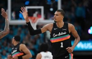 Wembanyama mencetak 35 poin dalam debut playoff saat Spurs melewati Trail Blazers 111-98