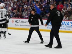 Pelatih sementara Kings DJ Smith terkena pecahan kaca saat panel pecah di belakang bangku cadangan LA di Game 2