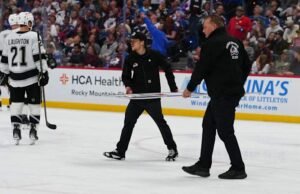 Pelatih sementara Kings DJ Smith terkena pecahan kaca saat panel pecah di belakang bangku cadangan LA di Game 2