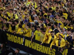 Universitas Michigan mengadakan pesta menonton pertandingan kejuaraan nasional vs. UConn di dalam Crisler Center