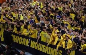 Universitas Michigan mengadakan pesta menonton pertandingan kejuaraan nasional vs. UConn di dalam Crisler Center