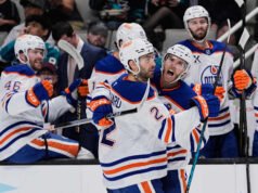 Connor McDavid mencetak hattrick pada malam 5 poin saat Oilers naik ke posisi pertama di Divisi Pasifik