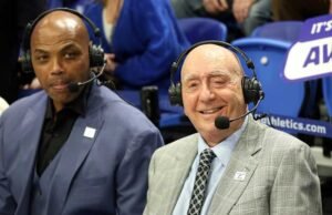 Suara bola basket perguruan tinggi ESPN yang terkenal, Dick Vitale, menghadapi perjuangan lain melawan kanker