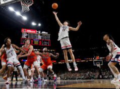 Mahasiswa baru Braylon Mullins dan Keaton Wagler bersinar saat yang lain berjuang dalam kemenangan UConn atas Illinois