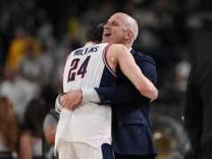 UConn mencapai perebutan gelar nasional ke-3 dalam 4 musim, mengalahkan Illinois 71-62 di belakang Mullins dan Reed