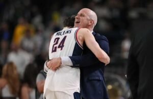 UConn mencapai perebutan gelar nasional ke-3 dalam 4 musim, mengalahkan Illinois 71-62 di belakang Mullins dan Reed