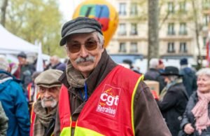 Para pensiunan turun ke jalan untuk menuntut akses yang lebih baik terhadap layanan kesehatan