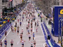 Mantan putri pertama Chelsea Clinton menyelesaikan Boston Marathon, Bill dan Hillary menemuinya di akhir
