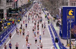 Mantan putri pertama Chelsea Clinton menyelesaikan Boston Marathon, Bill dan Hillary menemuinya di akhir