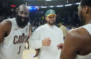 Setelah absen lebih dari dua bulan karena cedera lutut kanan, Stephen Curry kembali memperkuat Warriors