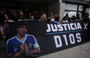 Putri Maradona menyerang dokter dalam persidangan kelalaian atas kematian pesepakbola itu