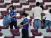Mengapa Anda mungkin melihat penggemar sepak bola Jepang membersihkan stadion setelah pertandingan Piala Dunia