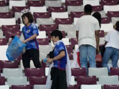 Mengapa Anda mungkin melihat penggemar sepak bola Jepang membersihkan stadion setelah pertandingan Piala Dunia