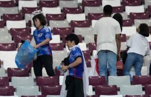 Mengapa Anda mungkin melihat penggemar sepak bola Jepang membersihkan stadion setelah pertandingan Piala Dunia
