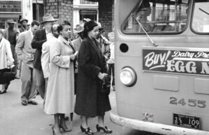 Dekolonisasi, feminisme, Perang Dingin, gerakan hak-hak sipil… bagaimana tahun 1956 menjungkirbalikkan dunia