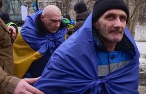 Video. Kyiv dan Moskow bertukar tawanan perang pada malam Paskah Ortodoks. Gencatan senjata sebagian besar dilanggar oleh tentara Rusia