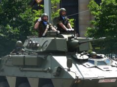 Spanyol: Sebuah kendaraan lapis baja tentara terbalik dan menaranya terlepas, empat tentara terluka