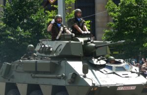 Spanyol: Sebuah kendaraan lapis baja tentara terbalik dan menaranya terlepas, empat tentara terluka