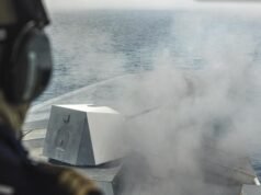 Fregat Normandie berlatih penembakan artileri