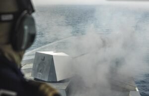 Fregat Normandie berlatih penembakan artileri