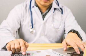 Dia membatalkan janji dengan dokternya karena keadaan darurat keluarga, dan dokter spesialis membebankan harga tinggi padanya