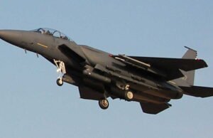 Dia menyebabkan kecelakaan saat mencoba mengambil foto pada penerbangan terakhirnya, pilot pesawat tempur ini dijatuhi hukuman denda yang besar