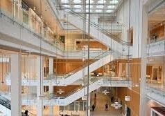 Di persidangan Athanor, penyimpangan kriminal seorang mantan jurnalis, tersihir oleh sirene spionase