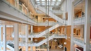 Di persidangan Athanor, penyimpangan kriminal seorang mantan jurnalis, tersihir oleh sirene spionase