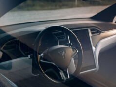 Kendaraan otonom Tesla tiba di Eropa dengan lampu hijau pertama di Belanda