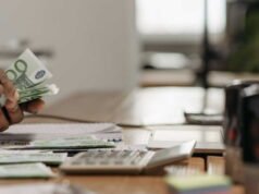 CEO sebuah perusahaan kaus kaki buatan Perancis menawarkan bonus kepada karyawannya