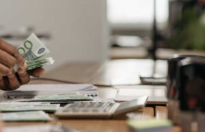 CEO sebuah perusahaan kaus kaki buatan Perancis menawarkan bonus kepada karyawannya