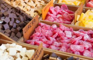 Dipecat karena memakan permen yang ditujukan untuk sampah, dia diterima kembali