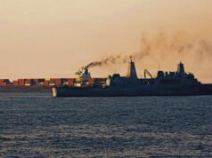 Sebuah kapal kargo Iran yang menjadi sasaran tembakan Amerika, kapal-kapal tersebut menaiki… Di Selat Hormuz, terjadi gencatan senjata di bawah ketegangan tinggi