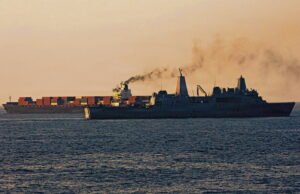 Sebuah kapal kargo Iran yang menjadi sasaran tembakan Amerika, kapal-kapal tersebut menaiki… Di Selat Hormuz, terjadi gencatan senjata di bawah ketegangan tinggi