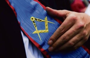Di kalangan Freemason, hubungan kelompok “Abbot Suger” dengan RN membuat orang merasa ngeri
