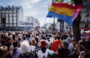 “Jika kita tidak melawan sekarang, kita berisiko kehilangan hak-hak kita di masa depan”: di Paris, komunitas LGBTQIA+ melakukan mobilisasi melawan pidato-pidato reaksioner