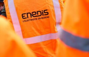 Desa-Neuf. Antena relai telepon terbakar